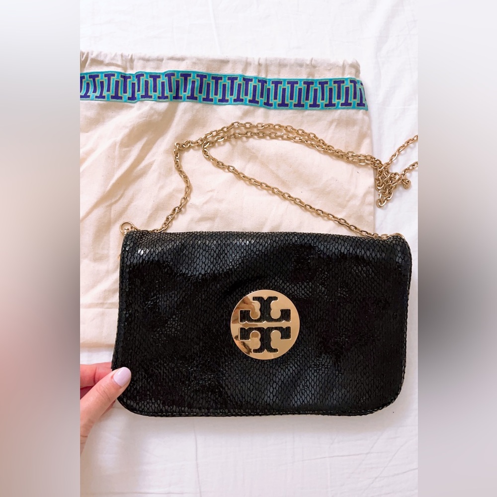 Tory burch logo chain clutch bag